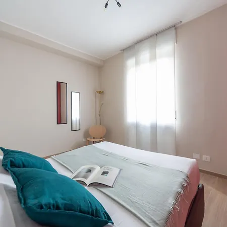 The Best Rent - Bright Two-bedroom In Porta Romana 아파트 밀라노