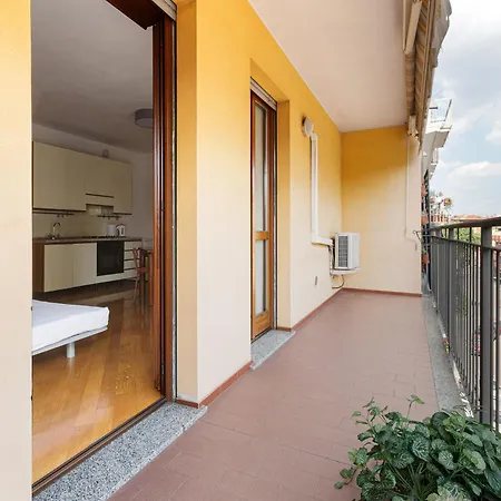 Cosy With Balcony & Private Garage Apartamento
