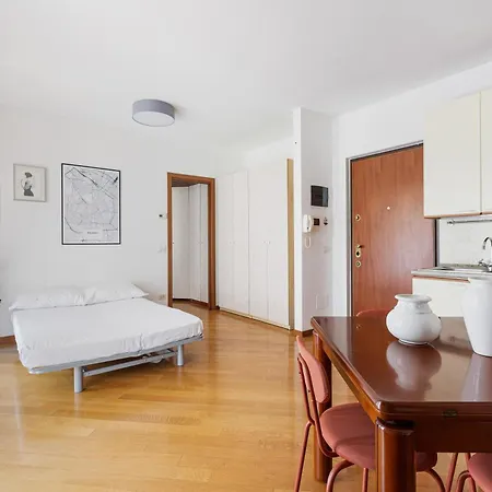 Cosy With Balcony & Private Garage *