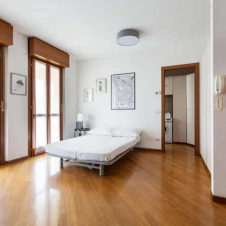 Cosy With Balcony & Private Garage