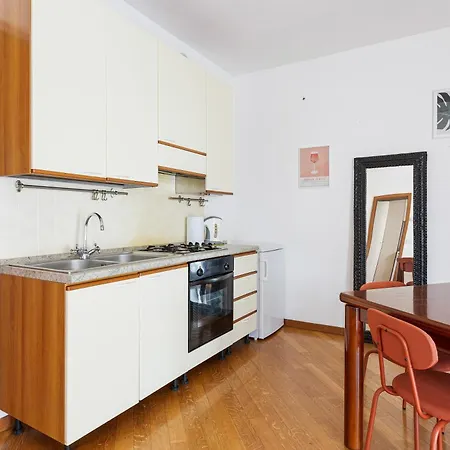 Cosy With Balcony & Private Garage