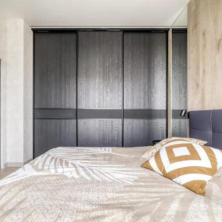 Designer Apartment, Warm, Spacious In