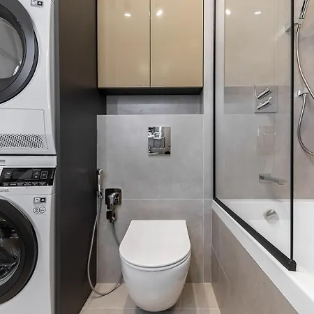 Designer Apartment, Warm, Spacious In Appartamento