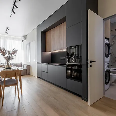 Designer Apartment, Warm, Spacious In