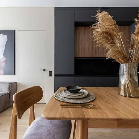 Designer Apartment, Warm, Spacious In