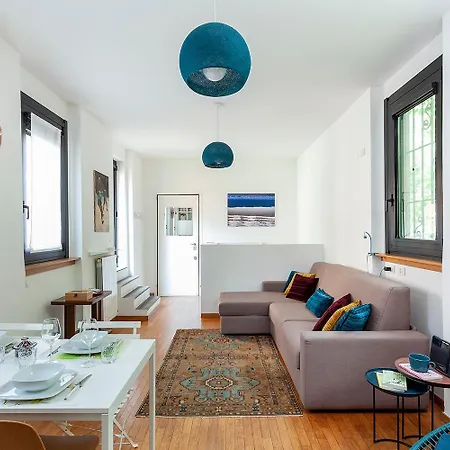 Duplex Luminoso In Zona Residenziale Апартаменты Милан