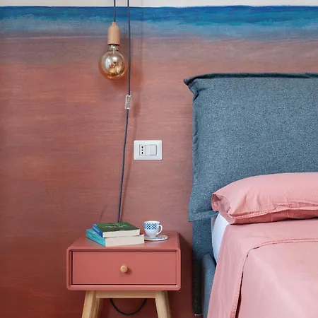 Giulio's Hideaway - Close To Station