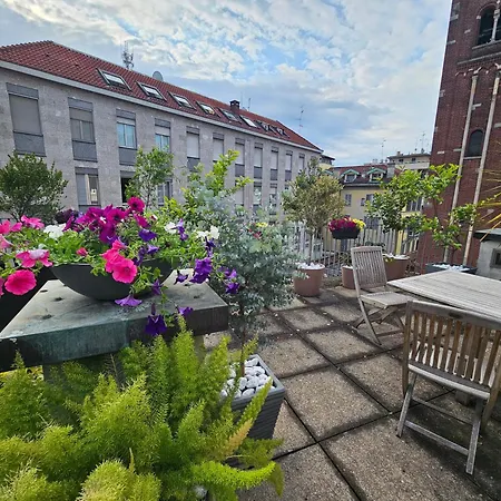 Exclusive Top Floor 2-bedroom Flat 아파트 *