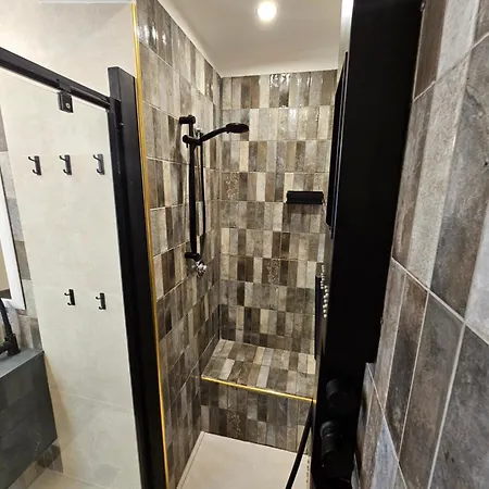 Exclusive Floor 2-bedroom Flat *