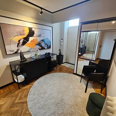 Exclusive Floor 2-bedroom Flat *