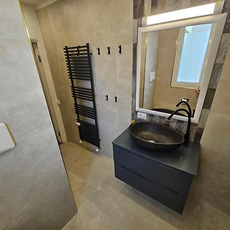 Exclusive Floor 2-bedroom Flat