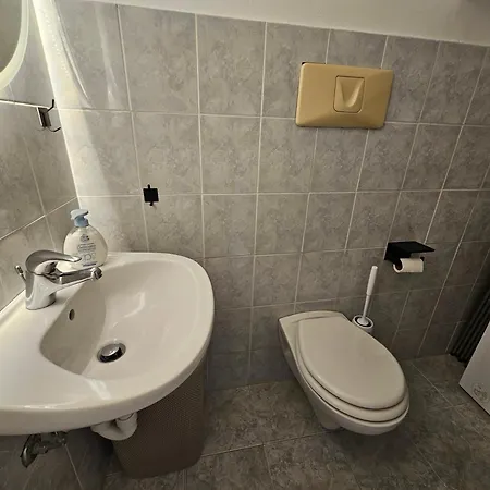 Exclusive Top Floor 2-bedroom Flat 아파트 *
