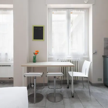 Station 33 Via Sammartini Apartment Milan