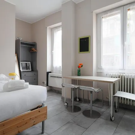 Station 33 Via Sammartini Apartment