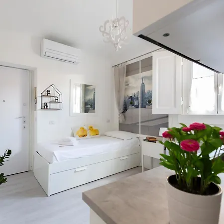 克蒙达白色一室公寓 *