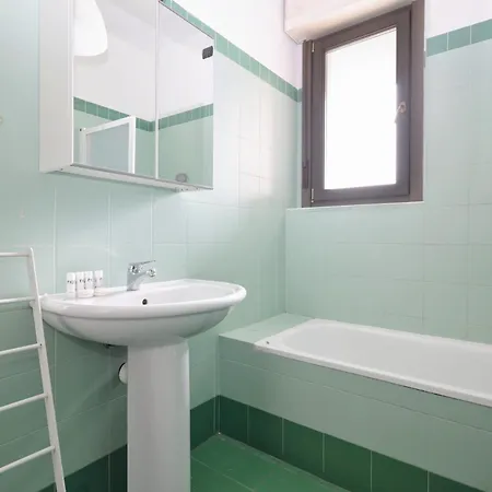 Joivy Lovely 4-bed Flat With Balcony Milan