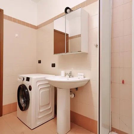 Joivy Lovely 4-bed Flat With Balcony Appartamento *