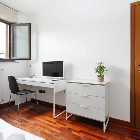 Joivy Lovely 4-bed Flat With Balcony Appartamento *