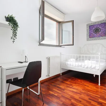Joivy Lovely 4-bed Flat With Balcony Milan