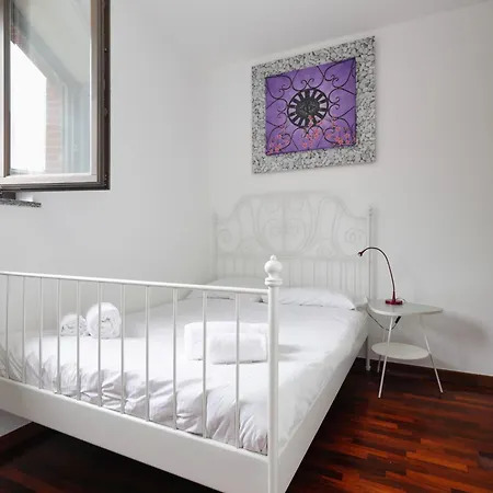 Joivy Lovely 4-bed Flat With Balcony Appartamento