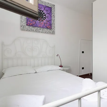 Appartamento Joivy Lovely 4-bed Flat With Balcony *