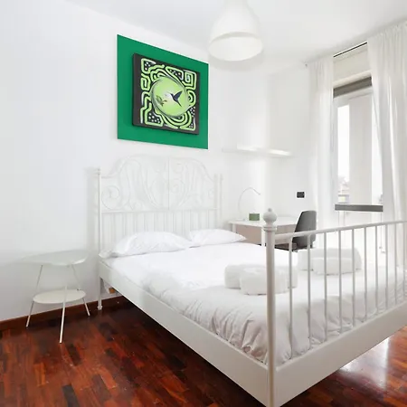 Joivy Lovely 4-bed Flat With Balcony Appartamento Milano