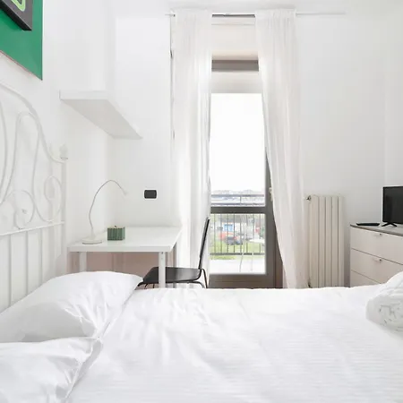Joivy Lovely 4-bed Flat With Balcony * Milan