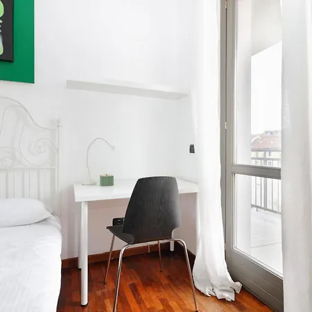 Joivy Lovely 4-bed Flat With Balcony Appartamento *