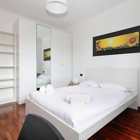 Joivy Lovely 4-bed Flat With Balcony Apartment