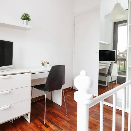 Joivy Lovely 4-bed Flat With Balcony Milano