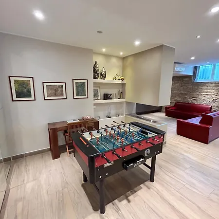 R39 Elegant With Private Parking Apartment