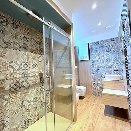 R39 Elegant With Private Parking