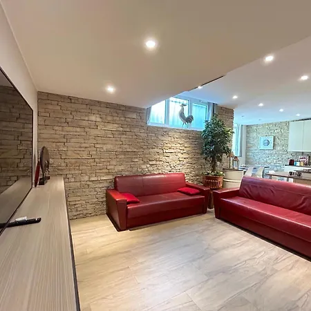 R39 Elegant With Private Parking Apartment