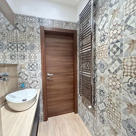 R39 Elegant With Private Parking Apartment