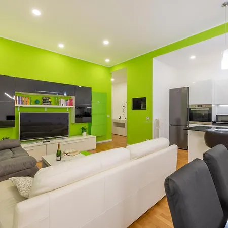 Giacosa, 71 - Comodo Per 6 *