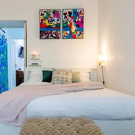 דירה Bohemian Art Apartment. One Bedroom One Sofa