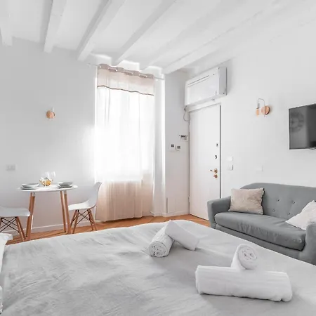 - Alzaia Naviglio Grande *