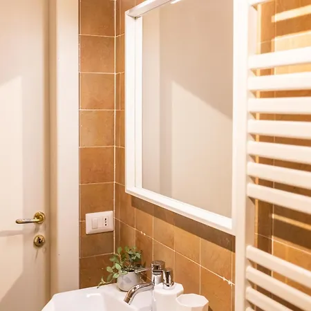 - Alzaia Naviglio Grande Milán