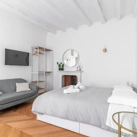 - Alzaia Naviglio Grande * Milán