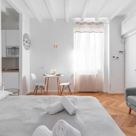 - Alzaia Naviglio Grande Апартаменты *