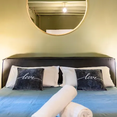 - Alzaia Naviglio Grande * Milán