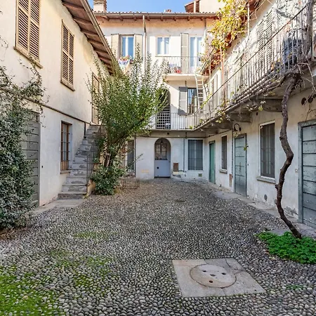 - Alzaia Naviglio Grande Милан