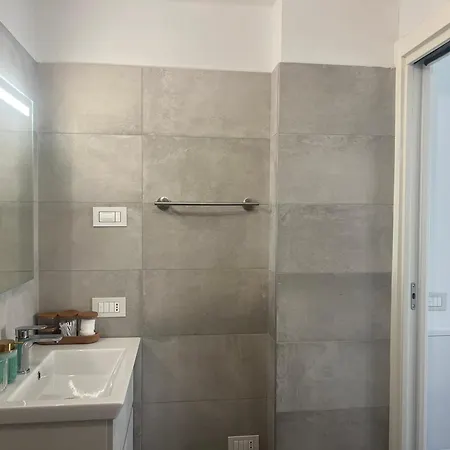 Regina In Melegnano - Wifi, Breakfast Box And Terrace アパート