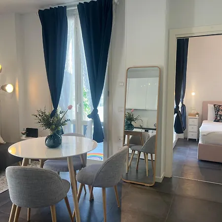 Regina In Melegnano - Wifi, Breakfast Box And Terrace アパート ミラノ
