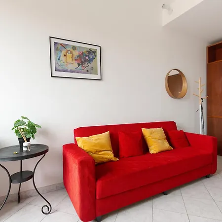 Guesthost - Piazzale Brescia- Cosy With Balcony