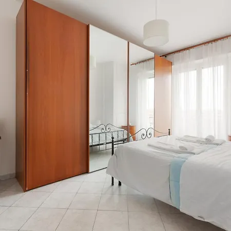 Guesthost - Piazzale Brescia- Cosy With Balcony Milaan