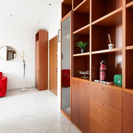 Guesthost - Piazzale Brescia- Cosy With Balcony *