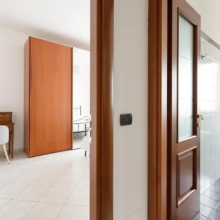 Guesthost - Piazzale Brescia- Cosy With Balcony Lejlighed