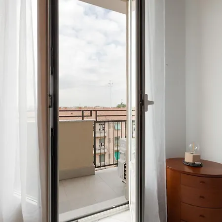 Guesthost - Piazzale Brescia- Cosy With Balcony Mediolan