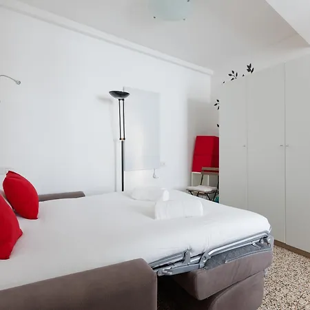 Guesthost - Sant'ambrogio Modern Apartment Milan